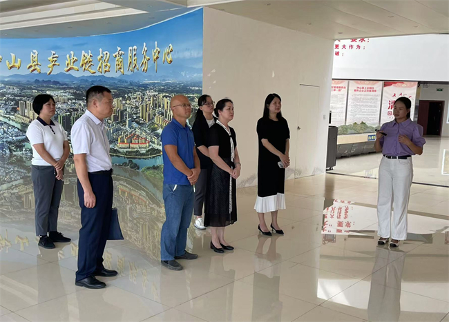 图为调研组在钟山县调研残疾人按比例就业工作